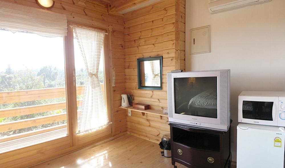 Breakfast At Tiffany'S Pension Seogwipo Room photo